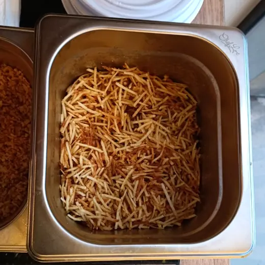 Batata palha na bancada de acompanhamentos da Massita