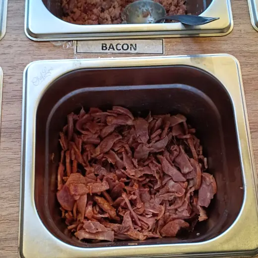 Calabresa na bancada de acompanhamentos da Massita