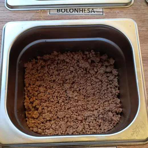 Carne moída na bancada de acompanhamentos da Massita