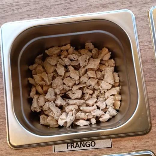 Frango grelhado na bancada de acompanhamentos da Massita
