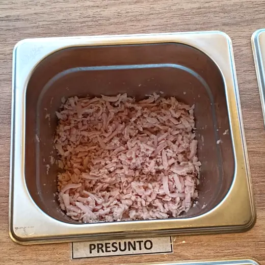 Presunto na bancada de acompanhamentos da Massita
